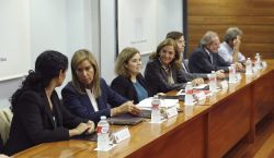 La ministra de Sanidad, Ana Mato, conversa con Yolanda Fuentes, subdirectora médica del complejo hospitalario La Paz-Carlos III, durante la reunión del comité especial para la gestión en España del ébola celebrada esta tarde en La Moncloa y presidida por la vicepresidenta del Gobierno, Soraya Saénz de Santamaría.