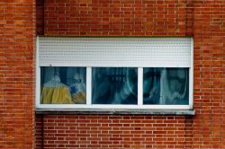 El equipo médico viste trajes de protección en las dependencias del hospital Carlos III, donde está ingresada la enferma de ébola, Teresa Romero.
