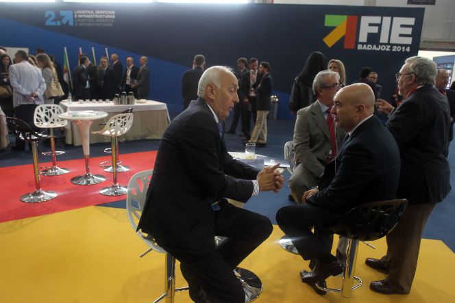 Empresarios charlan durante el Segundo Foro Ibérico Empresarial celebrado esta semana en Badajoz.