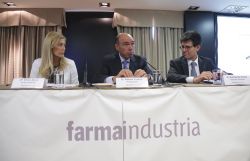 El nuevo presidente de Farmaindustria, Antoni Esteve, en el centro flanqueado por la presidenta saliente, Elvira Sanz y el director general, Humberto Arnés