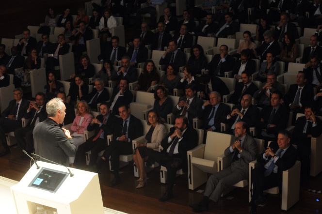 Ferrán Adriá se dirige a los asistentes durante su conferencia en la gala de entrega de los premios Cinco Días a la Innovación Empresarial 2014.