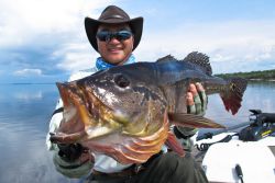 Un pescador muestra su trofeo en Río Negro, Amazonas.