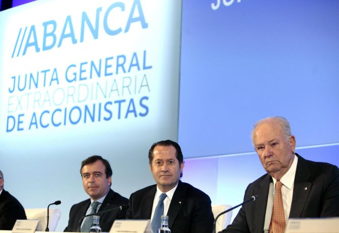 Los presidentes de Banesco, Juan Carlos Escotet (c), Abanca, Javier Etxeberría (d) y el consejero delegado, Pedro Botas.