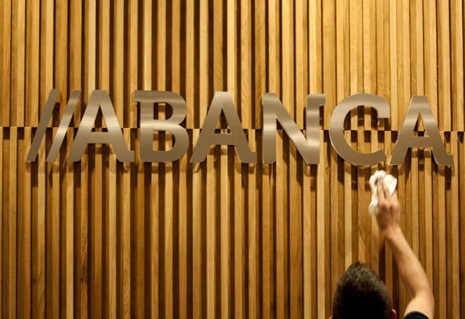Un operario limpia el logotipo de Abanca. EFEArchivo