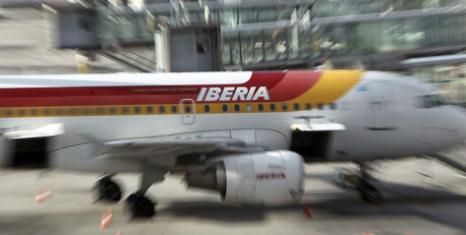 Un avión de Iberia en una de las pistas del aeropuerto de Barajas de Madrid.