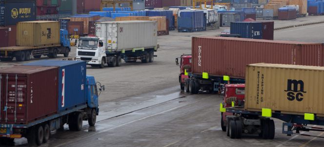 Camiones transportan varios contenedores. EFEArchivo