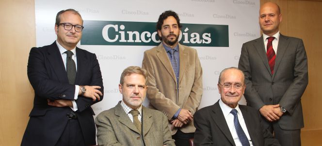De pie, desde la izquierda, Gustavo García Capó, socio de Sector Público de Deloitte, José Luis López, coordinador de proyectos de la Asociación de Ciencias Ambientales, Ignacio Gastón, director general de Ferrovial. Sentados, a la izquierda, José Antonio Granero, decano del Colegio de Arquitectos, y a la derecha, Francisco de la Torre, alcalde de Málaga.