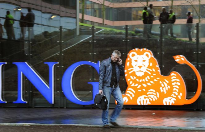 Un empleado llega a la sede del banco holandés ING en Ámsterdam (Holanda). EFEArchivo