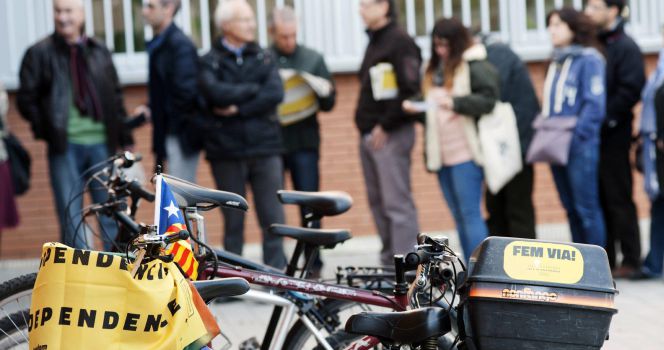 Colas ante el Instituto Santiago Sobrequés de Girona