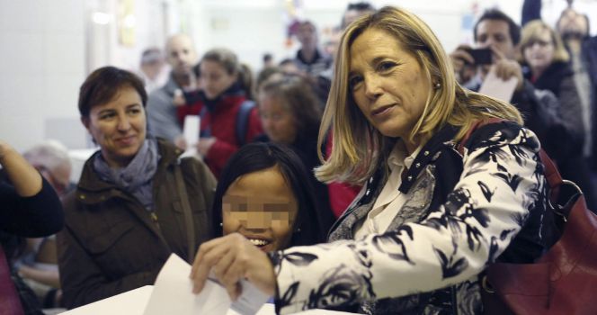 La vicepresidenta de la Generalitat, Joana Ortega, deposita su voto en el colegio Sagrada Familia de Barcelona