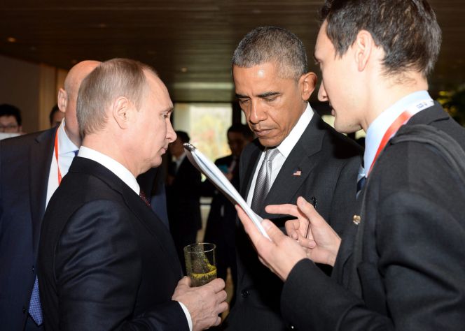 El presidente ruso, Vladimir Putin (izda), conversa con el presidente de Estados Unidos, Barack Obama (centro), durante el Foro de Cooperación Asia-Pacífico (APEC) en Pekín (China) hoy, martes 11 de noviembre de 2014. EFERussian Presidential Press Servi CRÉDITO OBLIGATORIO