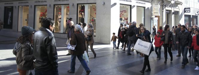 Consumidores paseando por la madrileña calle de Preciados.