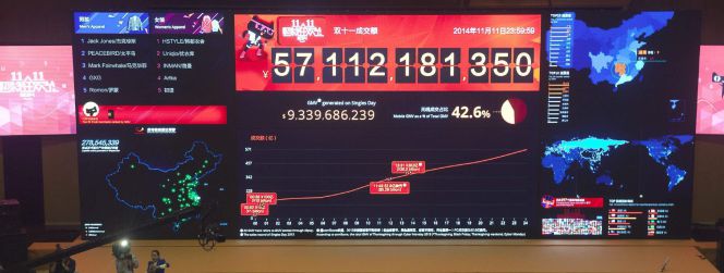 Vista del tablero electrónico que marca las ventas del portal Alibaba durante el 'Día del Soltero' en la sede de la compañía en Hangzhou, China hoy 11 de noviembre de 2014.