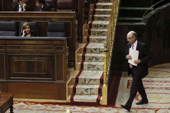 El ministro de Hacienda y Administraciones Públicas, Cristóbal Montoro, se dirige a la tribuna para intervenir hoy en el debate sobre los Presupuestos Generales del Estado de 2015 en el Pleno del Congreso.