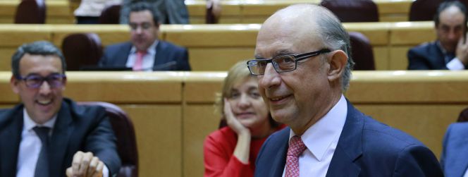 El ministro de Hacienda y Administraciones Públicas, Cristóbal Montoro, a su llegada al pleno del Senado donde se debaten los proyectos de ley de la reforma tributaria.
