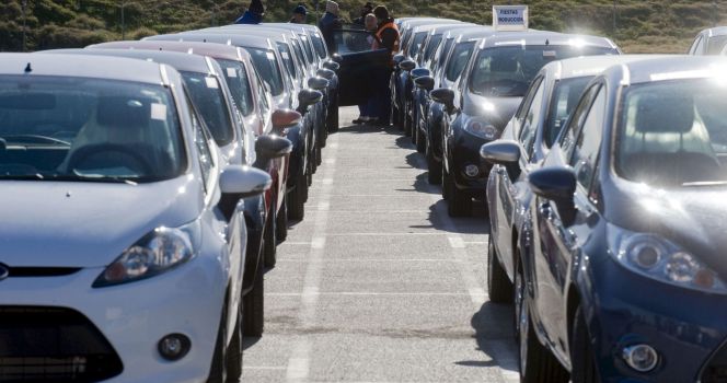 Varios operarios revisan unos vehículos en la factoría Ford de Almussafes. EFEArchivo