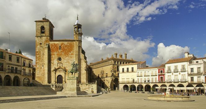 Panorámica del centro de Trujillo. La estatua ecuestre de Pizarro preside la plaza mayor.