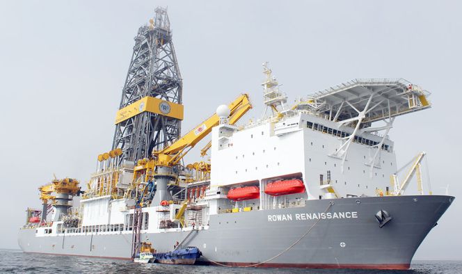 El barco de Repsol llega a la zona de sondeo en Canarias