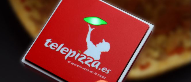 El dispositivo digital creado por Telepizza y Telefónica se puede pegar en la nevera.