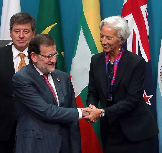 GRA061. BRISBANE (AUSTRALIA), 15112014.- El presidente del Gobierno español, Mariano Rajoy, saluda a la directora gerente del Fondo Monetario Internacional (FMI), Christine Lagarde (d), momentos antes de posar para la foto de familia de los asistentes a la cumbre del G20 que se inicia hoy en el Centro de Convenciones de Brisbane, en la costa este de Autralia, en la que los líderes de las 19 naciones más poderosas del mundo y la Unión Europea abordarán el crecimiento económico y el desempleo, así como el cambio climático, el ébola o la crisis de Ucrania. rn EFEJ. J. Guillén
