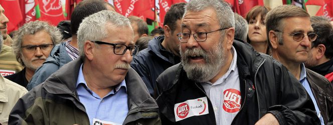 Los secretarios generales de CCOO, Ignacio Fernández Toxo (i) y de UGT, Cándido Méndez,