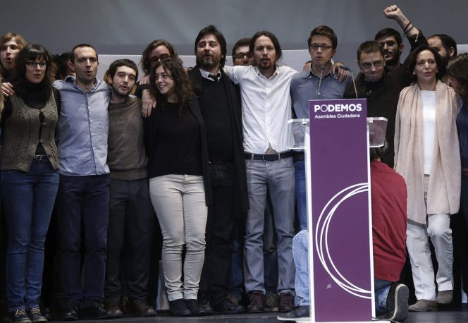 GRA111. MADRID, 15112014.- El líder de Podemos, Pablo Iglesias (4ºd), junto a los miembros de su equipo, durante el acto de clausura de la Asamblea Ciudadana en el que han dado a conocer la nueva dirección, hoy en el Teatro Nuevo Apolo de Madrid. Pablo Iglesias ha sido elegido secretario general de Podemos por una amplia mayoría de los votantes (95.311 votos) de la Asamblea Ciudadana del partido, que han dado también su apoyo mayoritario a los miembros de su equipo para conformar la nueva dirección de la fuerza política. EFEChema Moya