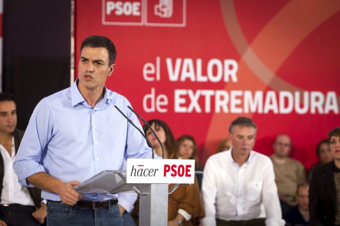 GRA212. MÉRIDA, 15112014.- El secretario general del PSOE, Pedro Sánchez (7d), muestra unos papeles durante su intervención en el acto de presentación del candidato extremeño a las elecciones autonómicas, Guillermo Fernández Vara, y los de las poblaciones de la región que superan los 10.000 habitantes, hoy en Mérida. EFEJero Morales