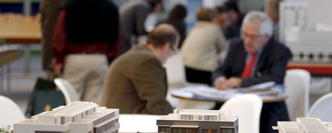 Varios agentes inmobiliarios negocian operaciones en el salón inmobiliario Meeting Point de Barcelona, el más importante del sector en España.