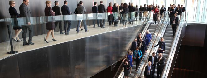 Invitados a la inauguración del nuevo edificio de la OAMI, en Alicante, bajan al recién acabado Auditorio Europa.