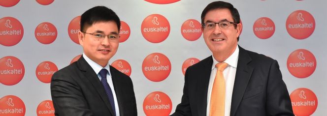 Xiao Ming, presidente de ZTE para Europa, y Alberto García Erauzkin, presidente de Euskaltel, ayer tras la firma del acuerdo.