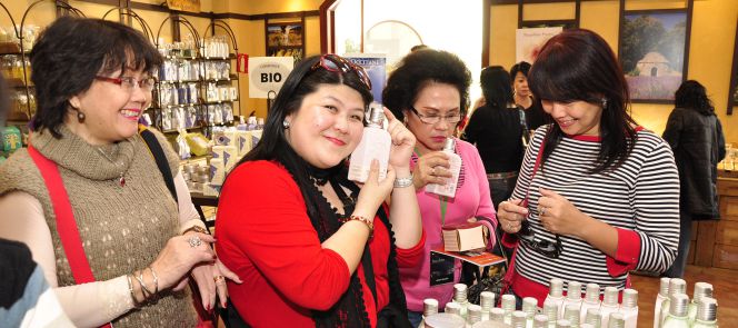 Visitantes orientales en una tienda de cosmética de Madrid.