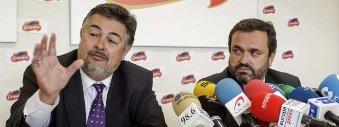 Los directores generales de Campofrío Food Group Fernando Valdés (i) y de Campofrío España Ignacio González (d) durante la rueda de prensa que han ofrecido en una de las plantas que la factoría tiene en Burgos tras el incendio originado ayer en la planta principal que sigue activo.