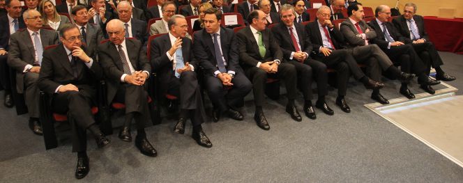 De izquierda a derecha, Florentino Pérez (ACS), Francisco González (BBVA), Isidro Fainé (Caixabank), Dimás Gimeno (Corté Inglés), Ignacio Sánchez Galán (Iberdrola), Pablo Isla (Inditex), Isak Andic (Mango), Antonio Huertas (Mapfre), Antonio Brufau (Repsol) y César Alierta (Telefónica).