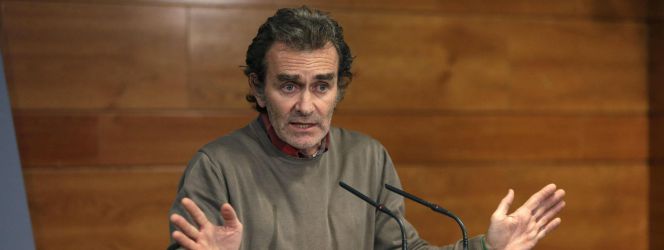 El miembro del comité sobre el ébola, Fernando Simón, durante la rueda de prensa en el Palacio de la Moncloa.