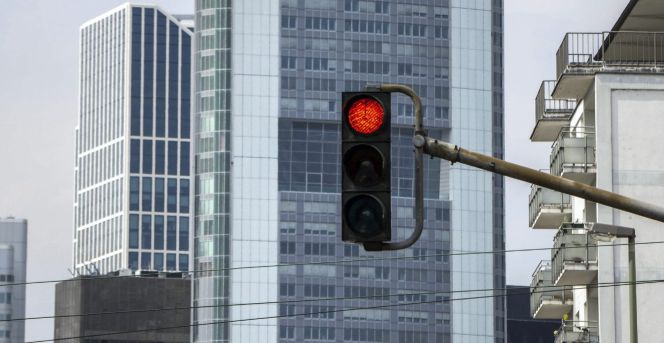 Un semáforo en rojo delante de las oficinas del banco alemán Commerzbank en Fráncfort (Alemania).