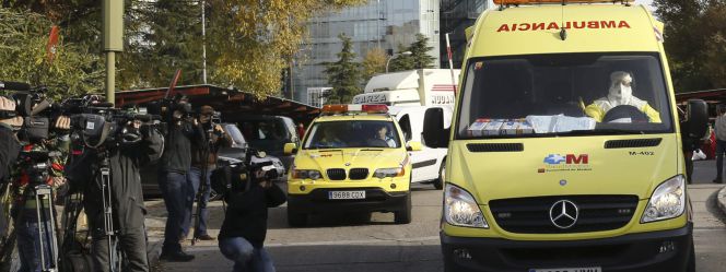 La ambulancia que ha trasladado a la médico cooperante española que podría haberse contagiado de ébola en Malí.