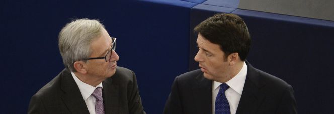 El presidente de la Comisión Europea, Jean-Claude Juncker, conversa con el primer ministro italiano, Matteo Renzi.