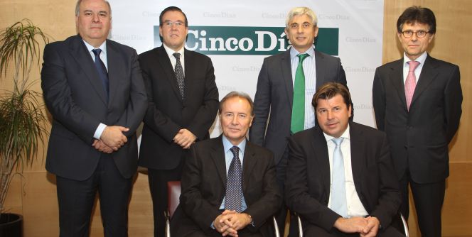 De izquierda a derecha, de pie: Ángel Fernández, presidente de MSD; Rogelio Ambrosi, director general de Merck; Gustavo Pesquin, presidente de Sanofi, y Humberto Arnés, director general de Farmaindustria. Sentados: Martín Sellés, presidente de Janssen, y Andreas Abt, presidente de Roche, en la redacción de CincoDías.