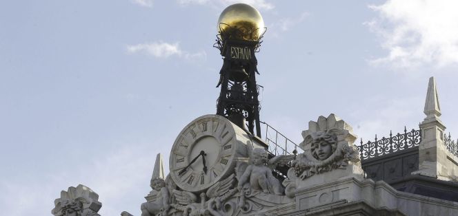 Reloj en la fachada de la sede del Banco de España, en la Plaza de Cibeles en Madrid.
