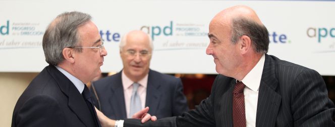 El presidente de ACS, Florentino Pérez, saluda al ministro de Economía, Luis de Guindos.