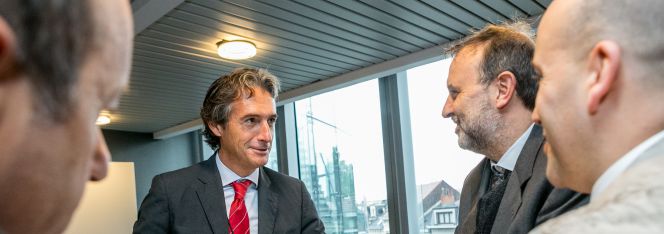 El presidente de la FEMP, Íñigo de la Serna, durante la presentación que hizo en Bruselas sobre la central de contratación.