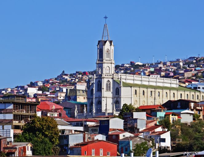 Vista de uno de los barrios más visitados de Valparaíso (Chile).