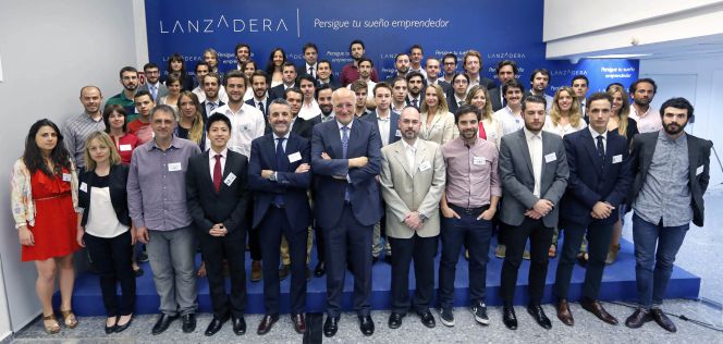 Juan Roig (centro), con miembros de Lanzadera y participantes en el proyecto.