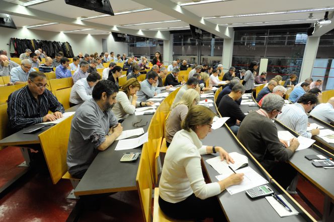 Los directores de oficina de La Caixa se examinan de sus conocimientos como asesores financieros.