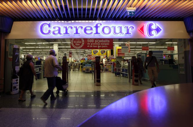 Entrada de un gran almacén de Carrefour.