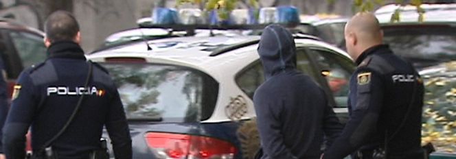 La Policía Nacional conduce a uno de los detenidos en la reyerta en Madrid Río producida entre radicales del Deportivo de La Coruña y del Atlético.