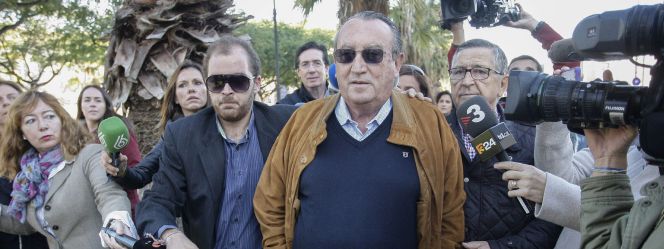 El ex presidente de la Diputación y del PP de Castellón, Carlos Fabra, en la Audiencia de Castellón tras serle notificado su ingreso en prisión el pasado 26 de noviembre.
