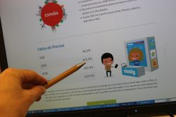 Una persona consulta los precios de Simly, el nuevo operador móvil virtual de Media Markt.
