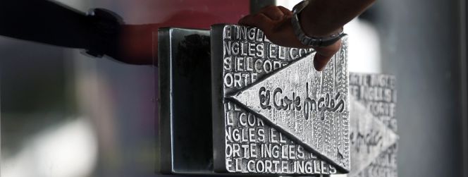 Un consumidor a la entrada de una tienda de El Corte Inglés