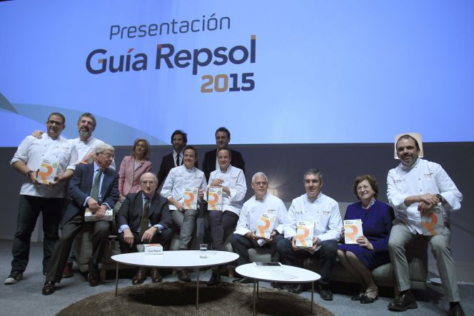 Antonio Brufau, presidente de Repsol, con los cocineros agraciados con los tres soles de la guía 2015.